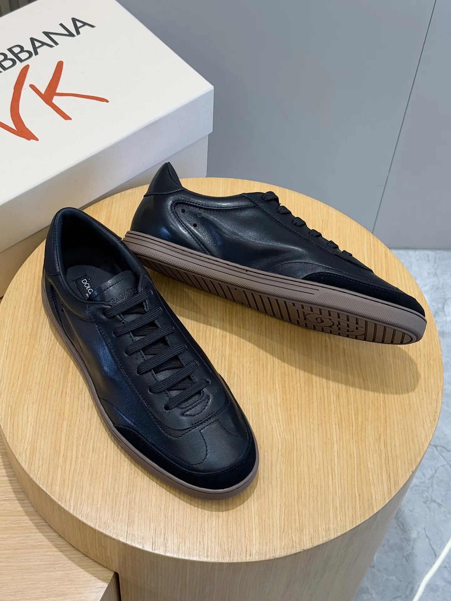 Men's Men's Shoes💰400 [New Style]🐏🐏DG men's calfskin sneakers Portofino Yacht shoes, simple and versatile design, unique saddle leather soles. The Dolce &G logo rear wing is the icing on the cake. Imported cowhide + rubber outsole Size: 39-44 (customized at 38.45)